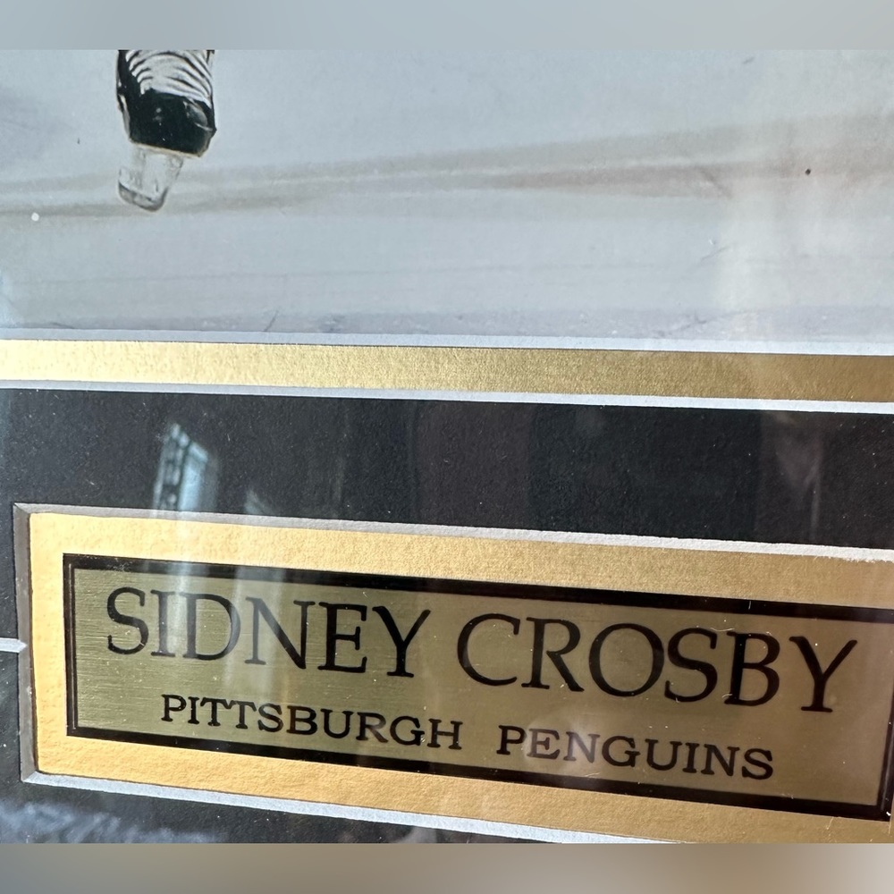 New framed Sidney Crosby Pittsburgh Penguins photo print with upper framed pin. - Picture 2 of 6